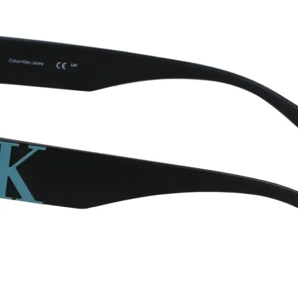 Calvin Klein - Ανδρικά Γυαλιά Ηλίου με μαύρο Κοκκάλινο σκελετό και πετρόλ φακό σε τετράγωνο σχήμα CKJ23653S 002 Πετρόλ